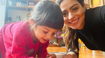 Carol Castro e a filha, Nina, brincando na quarentena. - Instagram