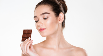 Os benefícios do chocolate usado na rotina da pele e cabelo. - Freepik - Criado por 'drobotdean'