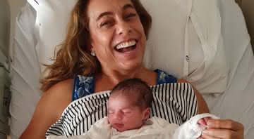 Cissa Guimarães surge ao lado de ex-marido segurando neta recém-nascida no colo - Instagram