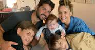 Claudia Leitte relembra música de sucesso ao brincar com filhos e marido: "Bola de Sabão" - Instagram