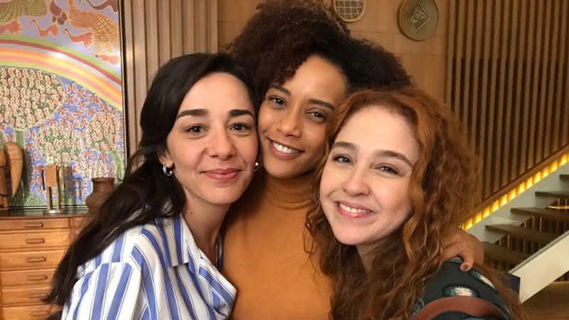 Taís Araujo faz careta ao lado de irmãs na ficção - Instagram