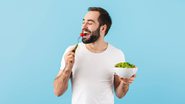 Consumir salada é essencial para o funcionamento do organismo (Imagem: Dean Drobot | Shutterstock)