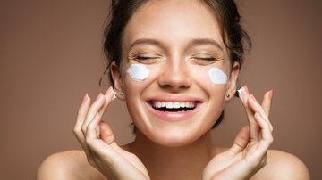 Para manter a pele saudável e bonita, os cuidados começam desde cedo (Imagem: RomarioIen | Shutterstock)