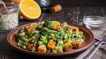 Tofu refogado com quinoa e vegetais (Imagem: Shutterstock)