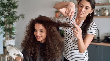 Cortes para cabelos cacheados e crespos realçam a beleza natural dos fios (Imagem: gpointstudio | Shutterstock)