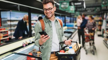 Organizar as finanças ajuda a economizar na hora de fazer compras no supermercado (Imagem: hedgehog94 | Shutterstock)