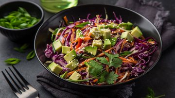 Salada de repolho com abacate (Imagem: Shutterstock)