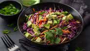 Salada de repolho com abacate (Imagem: Shutterstock)