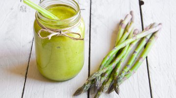 Suco de aspargo e abacaxi - Shutterstock
