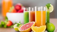 Os sucos naturais oferecem diversos benefícios à saúde (Imagem: Billion Photos | Shutterstock)