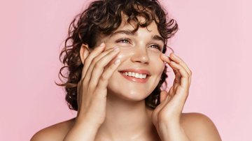 Para uma pele bonita e saudável, é importante manter bons hábitos alimentares (Imagem: Lyubov Levitskaya | Shutterstock)