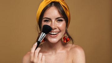 Manter o rosto limpo antes de aplicar a maquiagem ajuda a controlar a oleosidade da pele (Imagem: Dean Drobot | Shutterstock)