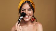 Manter o rosto limpo antes de aplicar a maquiagem ajuda a controlar a oleosidade da pele (Imagem: Dean Drobot | Shutterstock)