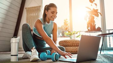Exercícios online ajudam a encaixar a prática de atividades físicas na rotina (Imagem: ORION PRODUCTION | Shutterstock)