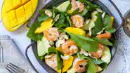Salada com camarão (Imagem: Elena Hramova | Shutterstock)