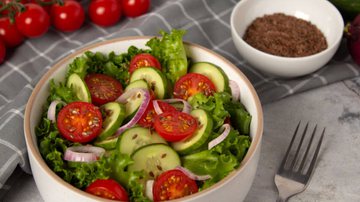 Salada com tomate e linhaça (Imagem: Shutterstock)