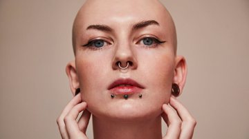 Adotar cuidados especiais com o piercing é fundamental para evitar complicações com a perfuração (Imagem: Olena Yakobchuk | Shutterstock)