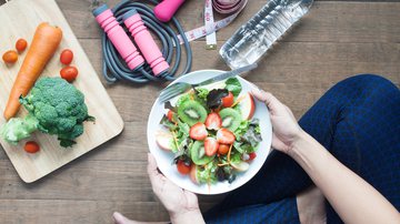 Alimentação fornece energia e resistência muscular para o corpo (Imagem: SUPREEYA-ANON | Shutterstock)