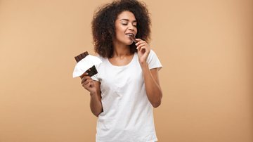 Massa de cacau presente no chocolate amargo oferece benefícios ao corpo (Imagem: Dean Drobot | Shutterstock)