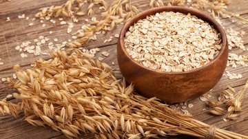 A aveia é um cereal rico em fibras, cálcio, ferro, vitaminas, proteínas e carboidratos (Imagem: Timmary | Shutterstock)