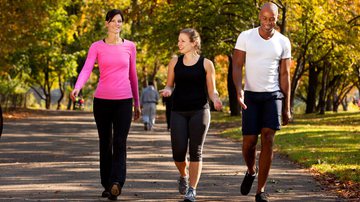Caminhar favorece o bem-estar e reduz o risco de problemas de saúde (Imagem: Tyler Olson | Shutterstock)