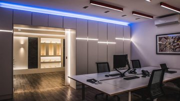 No escritório, use fitas de LED que possam ser embutidas nos armários  (Imagem: garynansome | Shutterstock)