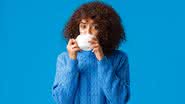 Beber chá ajuda a manter o corpo hidratado (Imagem: Mix and Match Studio | Shutterstock)