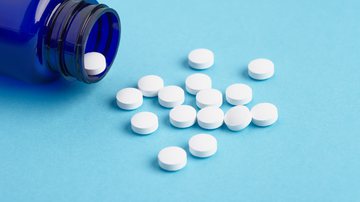 Cortar comprimidos pode trazer riscos à saúde (Imagem: Andrew Sotnikow | Shutterstock )