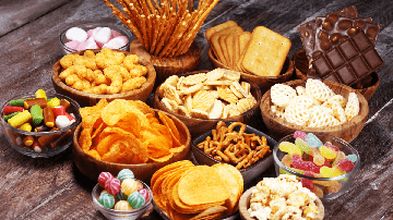 Alimentos como doces, frituras e gorduras são prejudiciais em qualquer momento de uma dieta (Imagem: batidas1| Shutterstock)