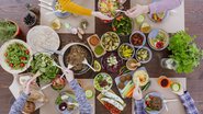 Comer fora de casa deve ser saboroso e saudável para pessoas diabéticas (Imagem: YuliiaHolovchenko | ShutterStock)