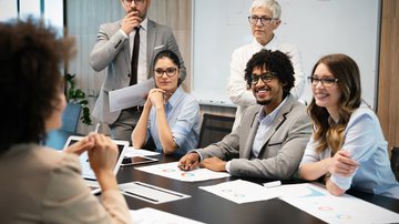 Algumas atitudes devem ser evitadas nas reuniões de trabalho (Imagem: Shutterstock)