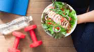 Uma nutrição adequada é essencial para melhorar o rendimento durante a atividade física (Imagem: SUPREEYA-ANON l Shutterstock)