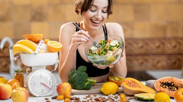 O principal objetivo da dieta detox é livrar o corpo das toxinas absorvidas pelo organismo no dia a dia (Imagem: RossHelen | Shutterstock)