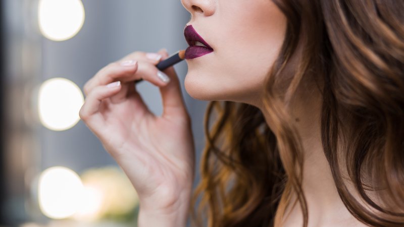 Lápis de boca ajuda a realçar a maquiagem (Imagem: Stockshakir | Shutterstock)