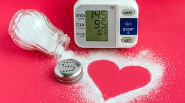 De acordo com a OMS, é recomendado que a ingestão diária de sal não ultrapasse 5 g (Imagem: Sharif Pavlov | Shutterstock)