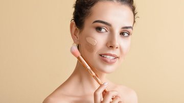 Cosméticos ajudam a tratar e prevenir imperfeições na pele (Imagem: Irina Bg | Shutterstock)