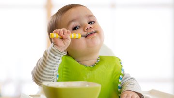 Alimentação complementar ajuda a suprir as necessidades nutricionais das crianças (Imagem: Oksana Kuzmina
| Shutterstock)