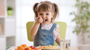 Hábitos alimentares da família influenciam a alimentação das crianças (Imagem: Shutterstock)