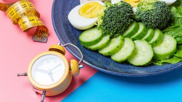 Comer tarde causa ganho de peso (Imagem: Shutterstock)