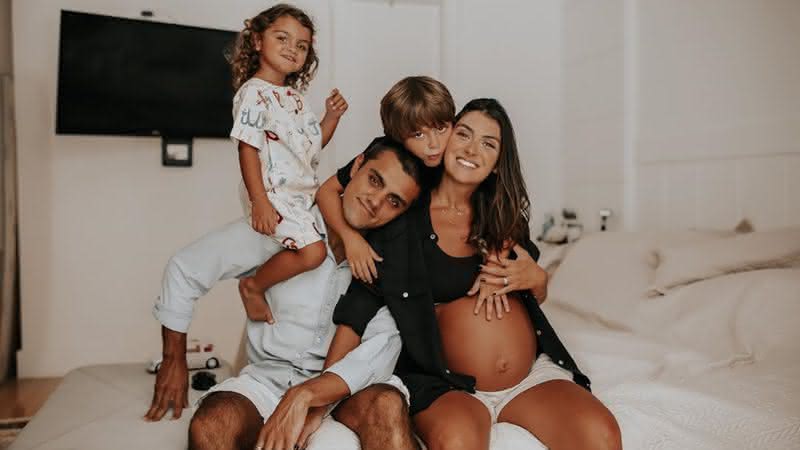 Felipe Simas encanta seguidores com foto do filho recém-nascido - Instagram