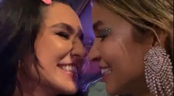 Kéfera Buchmann e Kerline Cardoso dão beijo na festa de Virgínia Fonseca - Twitter