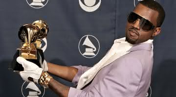 Kanye West posta vídeo fazendo xixi em estatueta do Grammy - GettyImages