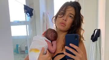 Giselle Itié compartilha clique amamentando o filho e mostra que na maternidade, nem tudo são flores - Instagram
