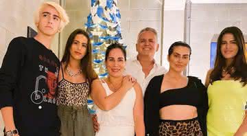 Gloria Pires posa com a família reunida em festa de aniversário: ''Meus maiores tesouros'' - Reprodução/ Instagram
