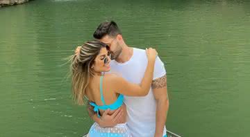Hariany Almeida dá beijo no namorado - Instagram