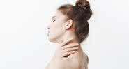 Tech neck: Roseli Siqueira ensina a prevenir as rugas do pescoço causadas pelo uso do celular - Freepik