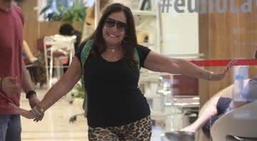 Em shopping do RJ, Susana Vieira se diverte com fã e ainda cumprimenta paparazzi - FOTO\ RODRIGO ADÃO\ AGNEWS