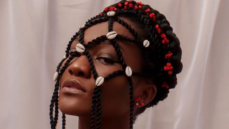 A afro-hairstylist carioca Jacy July experimenta as formas e os desenhos que o cabelo pode representar - Reprodução/ Instagram