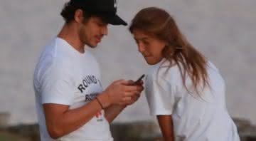 José Loreto quebra quarentena e aparece aos beijos com namorada na praia - Dilson Silva/ Agnews