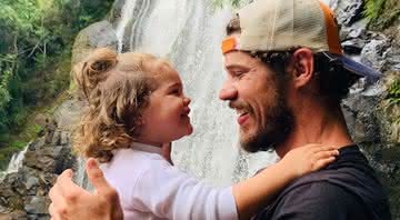 José Loreto surge brincando com filha ao pôr do sol e arranca elogios de fãs: "Isso é ser pai" - Instagram